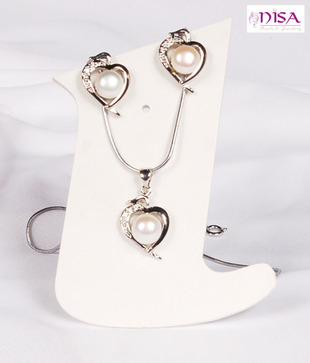 Nisa Pearls Graceful Pendant Set