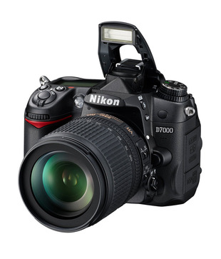 Nikon D7000 DSLR (Black) with AF-S 18-105mm VR Kit Lens