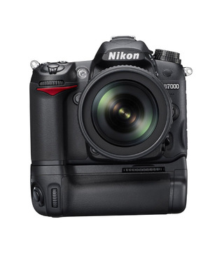 Nikon D7000 DSLR (Black) with AF-S 18-105mm VR Kit Lens